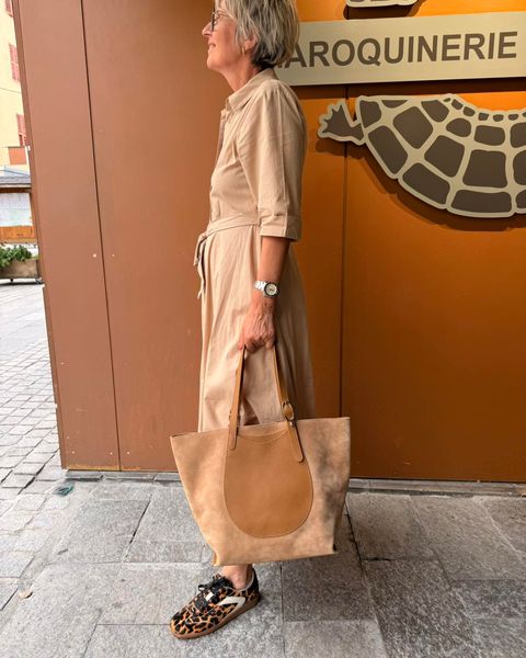Complice, par @longchamp 🤎
Une silhouette généreuse, un cuir tout doux et ce joli coloris Pécan… difficile de ne pas craquer pour le Cabas XL Complice.
Son format spacieux et ses anses réglables en font un véritable compagnon du quotidien, tandis que le mélange de textures lui apporte cette petite touche chic qu’on aime tant. ✨
Un sac à porter facilement, avec une tenue décontractée comme avec un look plus habillé.
👜 Cabas XL Complice – Longchamp
🤎 Coloris Pécan
📍 Disponible chez Cadocuir, à Albertville.
#Cadocuir #Longchamp #Complice #LongchampComplice #CabasXL #SacLongchamp #Maroquinerie #SacFemme #ModeFemme #Albertville
