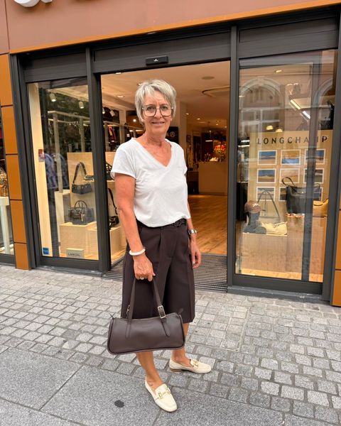 🤎 Looong, l’élégance signée @longchamp
Avec sa silhouette allongée, le Looong s’inspire de la courbe gracieuse d’une selle de cheval, clin d’œil à l’univers équestre cher à Longchamp. 🐎
Confectionné en cuir de vachette souple, il se distingue par ses soufflets délicatement pincés, son marquage discret et sa jolie boucle rectangulaire dorée. ✨
Ses bretelles ajustables permettent de le porter à la main ou à l’épaule, pour un modèle aussi élégant que polyvalent au quotidien.
🤎 Looong – Longchamp
📍 Disponible chez Cadocuir, à Albertville.
#Cadocuir #Longchamp #Looong #LongchampLooong #SacLongchamp #Maroquinerie #SacEnCuir #ModeFemme #Albertville #LongchampParis