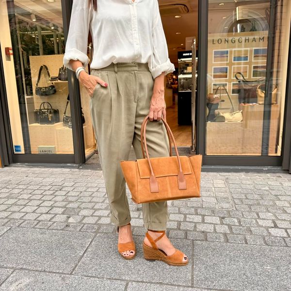 🤎 Elena – @letanneur
Une jolie teinte Marron Tan, une matière velours toute douce et une silhouette élégante… 🤎
Le cabas Elena séduit par son design structuré et son large rabat, sublimé par des détails en cuir lisse. Un modèle à la fois chic et pratique, qui se porte aussi bien à la main qu’à l’épaule.
Son format permet d’emporter facilement l’essentiel au quotidien, tout en apportant une touche chaleureuse et raffinée à la tenue. ✨
👜 Elena – Le Tanneur
🤎 Coloris Marron Tan
📍 Disponible chez Cadocuir, à Albertville.
#Cadocuir #LeTanneur #Elena #SacLeTanneur #Maroquinerie #SacFemme #SacCabas #Cuir #MarronTan #Albertville