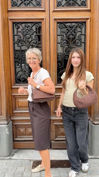 Deux styles, deux personnalités… deux nouveautés avec @letanneur 🤎
Christine a choisi Aurore, le petit sac bandoulière en cuir de veau velours embossé crocodile : élégant, structuré et facile à porter au quotidien.
Alizé porte Juliette, le petit sac hobo en cuir de veau velours embossé crocodile, avec sa silhouette arrondie et son allure plus décontractée.
✨ Aurore ou Juliette… lequel vous ressemble le plus ?
📍 À découvrir chez Cadocuir à Albertville
#Cadocuir #Nouveauté #SacFemme #Cuir #Maroquinerie