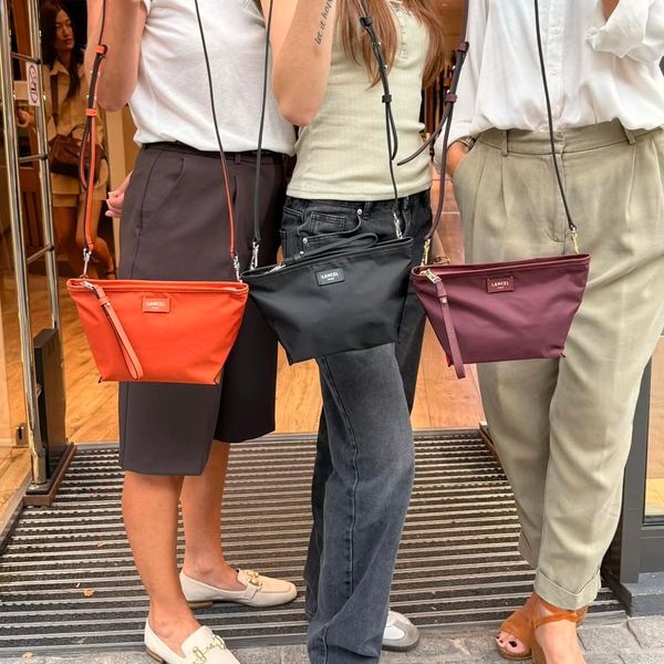 👜 Mistral Rollable de @lancelparis
Petite, pratique et pleine de style… la Mistral Rollable se décline en trois coloris chez Cadocuir ! ✨
Avec sa pochette zippée M et sa dragonne, elle se porte facilement à la main ou se glisse dans un sac pour accompagner toutes vos journées.
En Noir, Cassis ou Orange, difficile de ne pas trouver son bonheur ! 🖤🍷🧡
Un modèle léger et fonctionnel, parfait pour emporter l’essentiel avec soi, au quotidien comme lors d’une escapade.
📍 Mistral Rollable de Lancel – Pochette zippée M avec dragonne
Disponible chez Cadocuir, à Albertville.
#Cadocuir #Lancel #MistralRollable #LancelParis #PochetteLancel #Maroquinerie #SacLancel #PochetteFemme #AccessoiresMode #Albertville