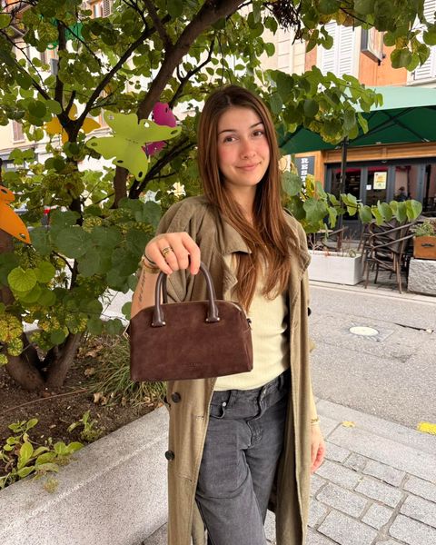 🤎 Suède Cube – Lancaster
Deux teintes, une même élégance. ✨
Le Suède Cube séduit par sa jolie forme structurée et son cuir de vachette effet velours, au toucher doux et à l’allure chaleureuse.
En Camel ou Marron, il s’accorde facilement aux looks de saison. Et grâce à sa bandoulière amovible et réglable, il se porte aussi bien à la main qu’à l’épaule ou en travers. 🤎
Un modèle élégant et pratique, parfait pour accompagner le quotidien.
👜 Suède Cube – Sac à main – Lancaster
🤎 Camel & Marron
📍 Disponible chez Cadocuir, à Albertville.
#Cadocuir #Lancaster #LancasterParis #SuedeCube #SacLancaster #Maroquinerie #SacFemme #Suede #SacEnCuir #Albertville