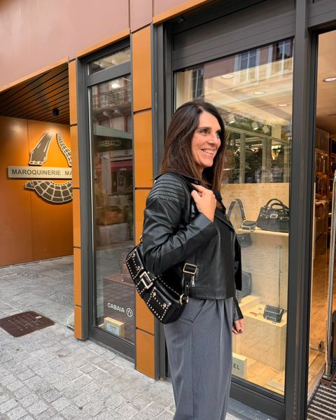 🖤 BCBG de @lancelparis — Vintage & Studs
Du caractère, des détails et une vraie allure rock chic. ✨
La ligne BCBG de Lancel se réinvente avec une version Vintage & Studs, où le cuir noir se pare de clous métalliques pour une silhouette résolument moderne.
Du Sac Bowling M au Mini Sac Bowling, ces modèles jouent avec les formats et les façons de les porter : à la main, à l’épaule ou en bandoulière. 👜
Une collection pleine de personnalité, pour celles qui aiment les sacs qui ne passent pas inaperçus. 🖤
📍 BCBG de Lancel – Vintage & Studs
Disponible chez Cadocuir, à Albertville.
#Cadocuir #Lancel #BCBGdeLancel #LancelParis #VintageAndStuds #SacLancel #SacBowling #Maroquinerie #SacFemme #Albertville